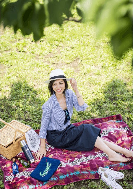 ストライプシャツ¥19,000/ドゥーズィエム クラス(ミューズ ドゥ ドゥーズィエム クラス 表参道店) キャミワンピース¥48,000/オブジェクト ウィズアウトミーニング(フレームワーク ルミネ新宿店) ストローハット¥17,300/CA4LA(CA4LA ショールーム) サングラス¥32,000/GLCO(ブリンク・ベース) バングル¥25,000/Sea Rose JEWEL(imac) クラッチバッグ¥5,900/キャセリーニ ローカットスニーカー ¥5,800/コンバース(コンバースインフォメーションセンター)(C)TOPLOG