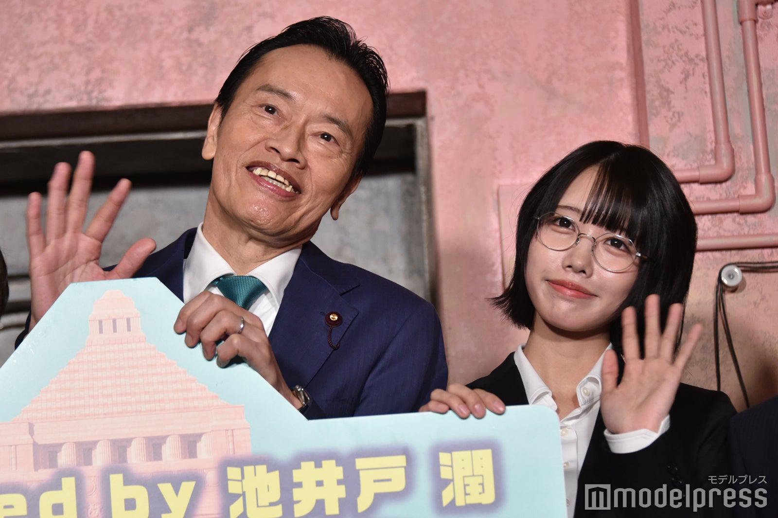 あのに興味津々だった遠藤憲一（C）モデルプレス