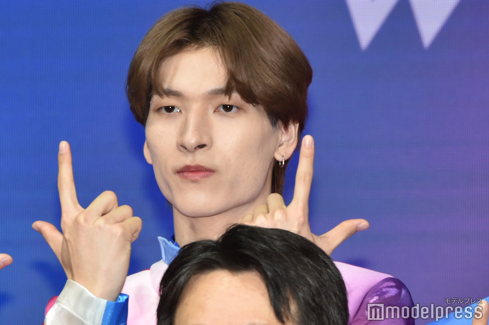 ムービー撮影中は可愛らしく指ハートも作っていた金城碧海（C）モデルプレス