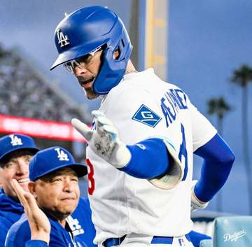 ドジャース キケ・ヘルナンデスが五回守備から途中交代 今季1号→二塁打でメジャー復帰から4打数4安打 ベンチでロバーツ監督と話し込むシーンも