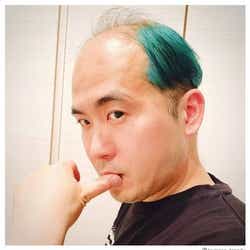 モデルプレス - トレエン斎藤司、グリーンヘアに大胆イメチェン「普通ではない毛量での攻めた色」