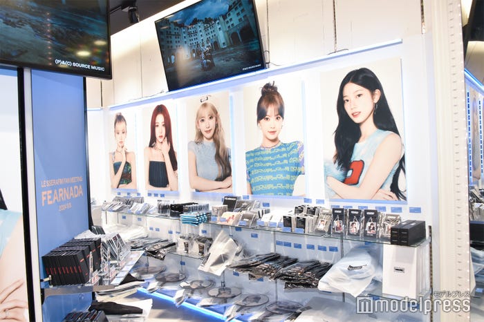 『LE SSERAFIM FAN MEETING ‘FEARNADA’ 2024 S/S - JAPAN POP-UP STORE』内装(C)モデルプレス