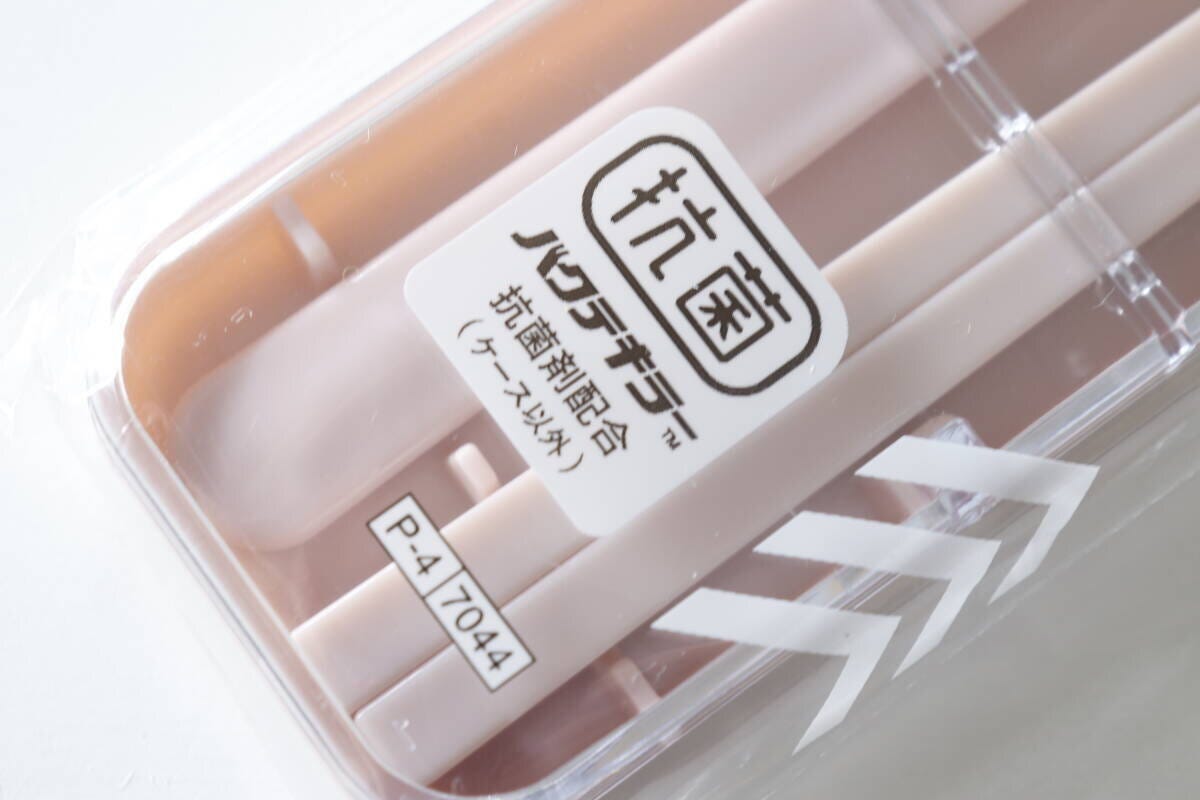 カトラリーケースの「抗菌」と書かれたシール部分のクローズアップ