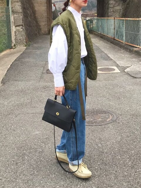 レディース　コーディネート　コーデ　着こなし　トレンド　おしゃれ　お洒落　オシャレ　2023　春　デニム　パンツ　ジーンズ　デニムコーデ　シャツ　ベスト　白シャツ　カーキ　キルティングベスト　モカシンシューズ　モカシン