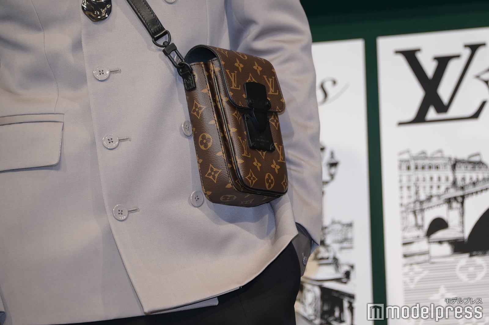 大平修蔵が合わせたバッグ（C）モデルプレス