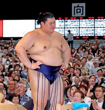 大の里がまさか 初日からの2連敗に呆然 藤ノ川の突き落としで土俵下へ転落 1月の結びからトータル6連敗
