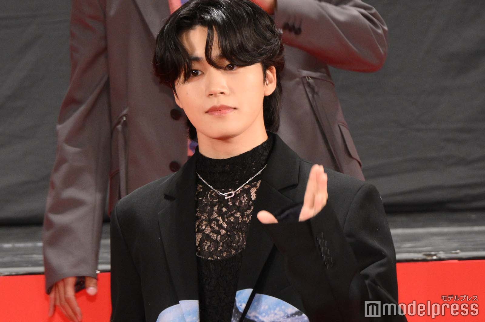 手を振る木全翔也（C）モデルプレス