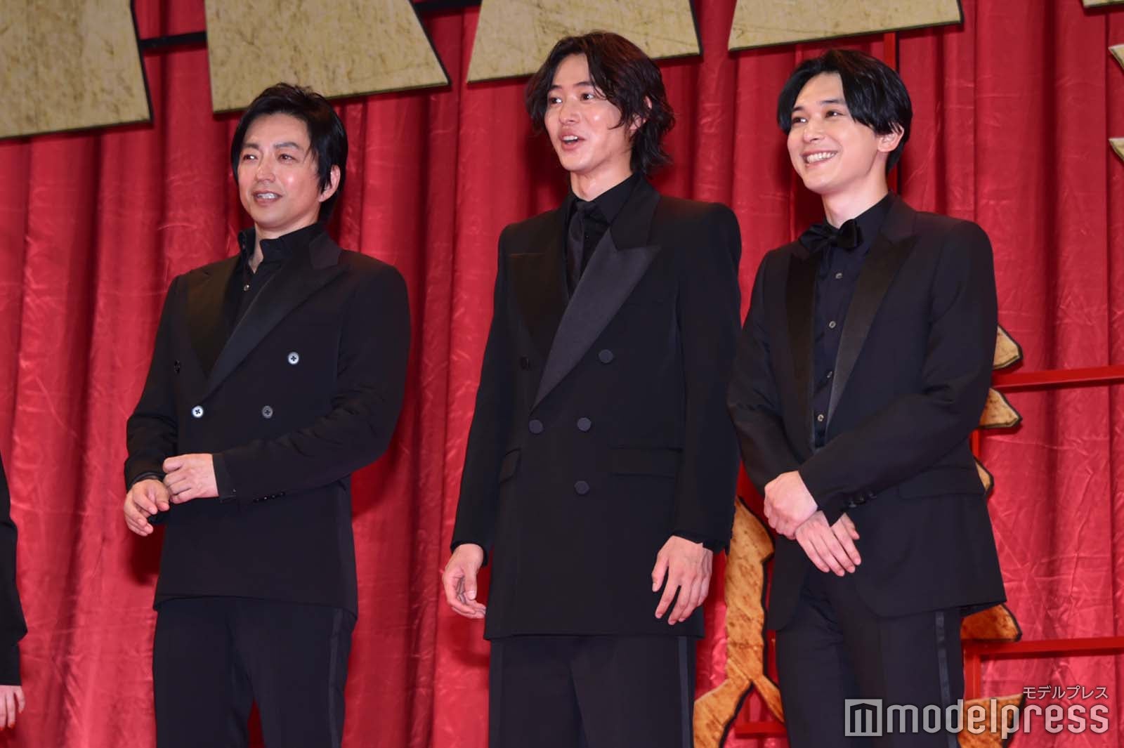 銀テープを素早く回収するスタッフに驚く大沢たかお、山崎賢人、吉沢亮（C）モデルプレス