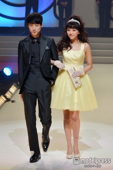 （左より）坂口健太郎、竹富聖花