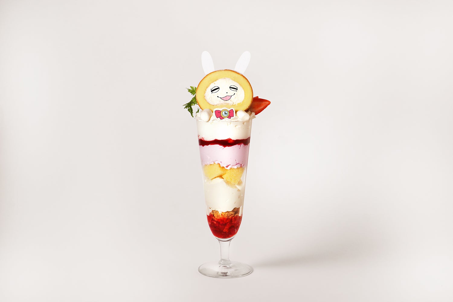 リトルバーニーのロールケーキ　～ストロベリーとミルクプリンパフェ～1,650円（提供画像）