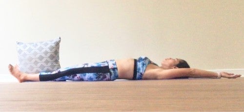 両足で受け取ったクッションを、腰が反らないようにお腹に力を入れながら床におろします。両手はまた「バンザイ」の姿勢に戻します。