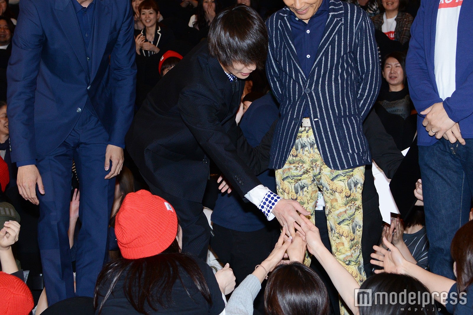 ファンと握手をする窪田正孝（C）モデルプレス