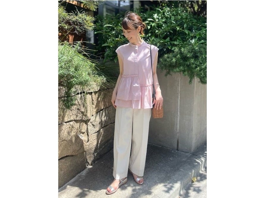 ワイドパンツに甘めトップスを合わせて大人可愛いコーデも　出典：WEAR