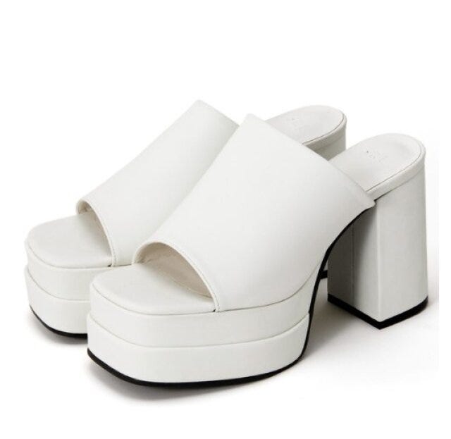 GU　シアーニット　スタイルアップ　肌見せ　EccO　イラスト　チャンキーヒールレザーミュールサンダル