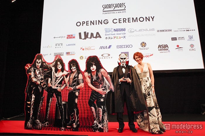 「特別賞」を受賞したKISS、「話題賞」を受賞した鉄拳、フェスティバルアンバサダーをつとめるLiLiCo