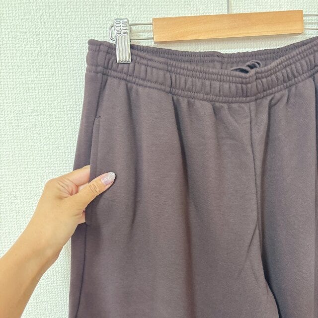 ウエストは総ゴム 両脇にポケット付き ウエストは総ゴム 両脇にポケット付き