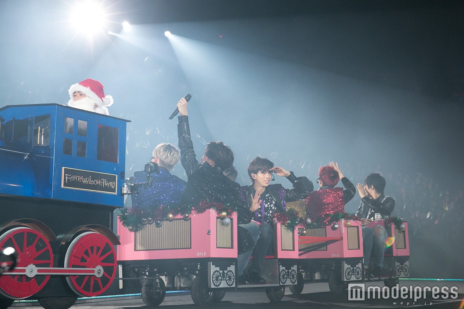 「超特急 CHRISTMAS ONEMAN LIVE 2015 Fantasy Love Train～君の元までつながるRail～」の模様／画像提供：スターダスト音楽出版