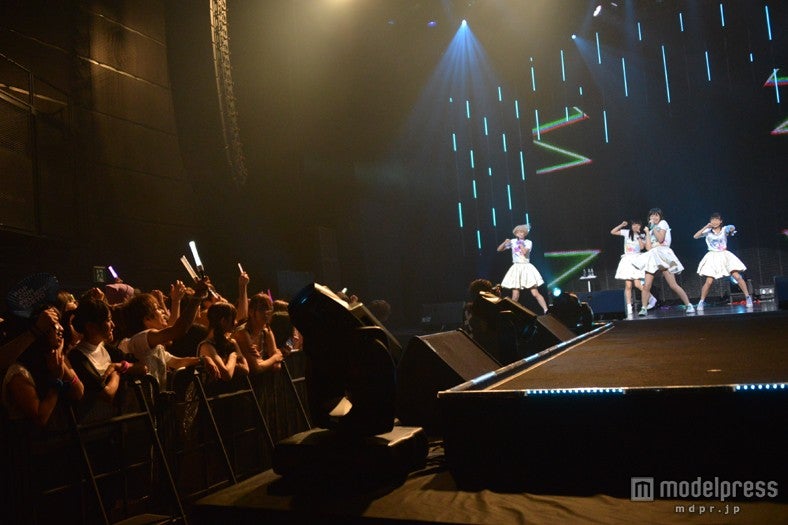 ファン大熱狂のでんぱ組.incのライブ・ステージ／会場の様子