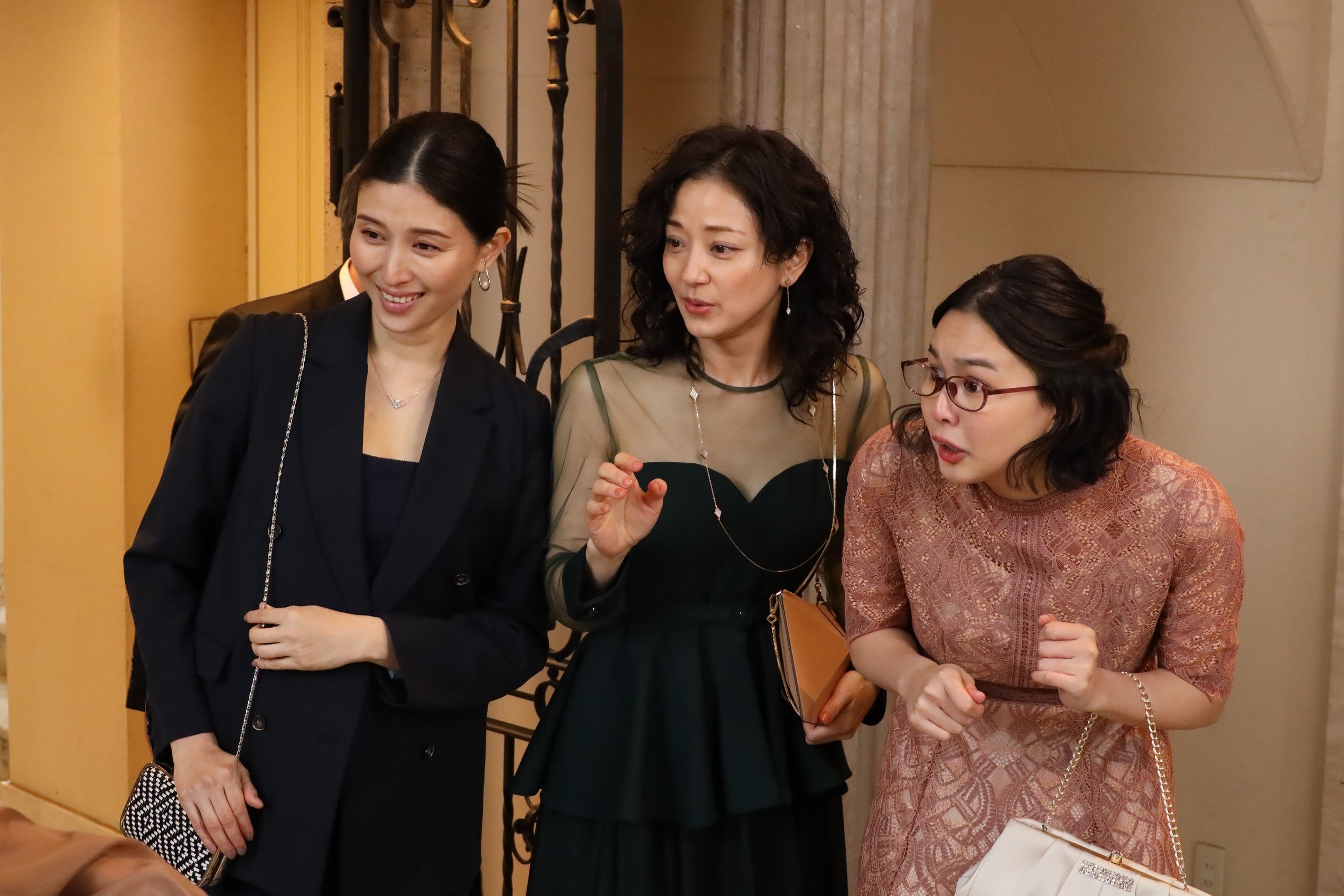 （左から）橋本マナミ、中越典子、白河れい「婚活1000本ノック」第9話より（C）フジテレビ