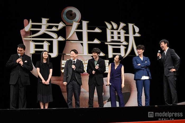 (左から)ピエール瀧、橋本愛、阿部サダヲ、染谷将太、深津絵里、新井浩文、山崎貴監督