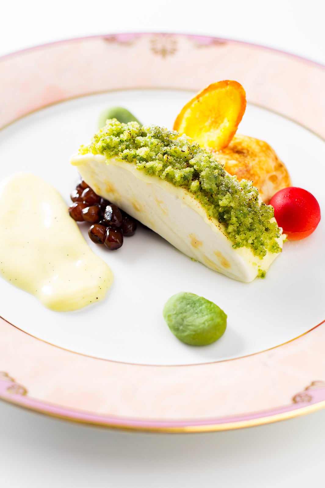 ～鱸の香草ポワレ 白ワインのソース に見立てた～ライチのムース ピスタチオと抹茶のクラム アングレーズソース／画像提供：ウェスティンホテル大阪