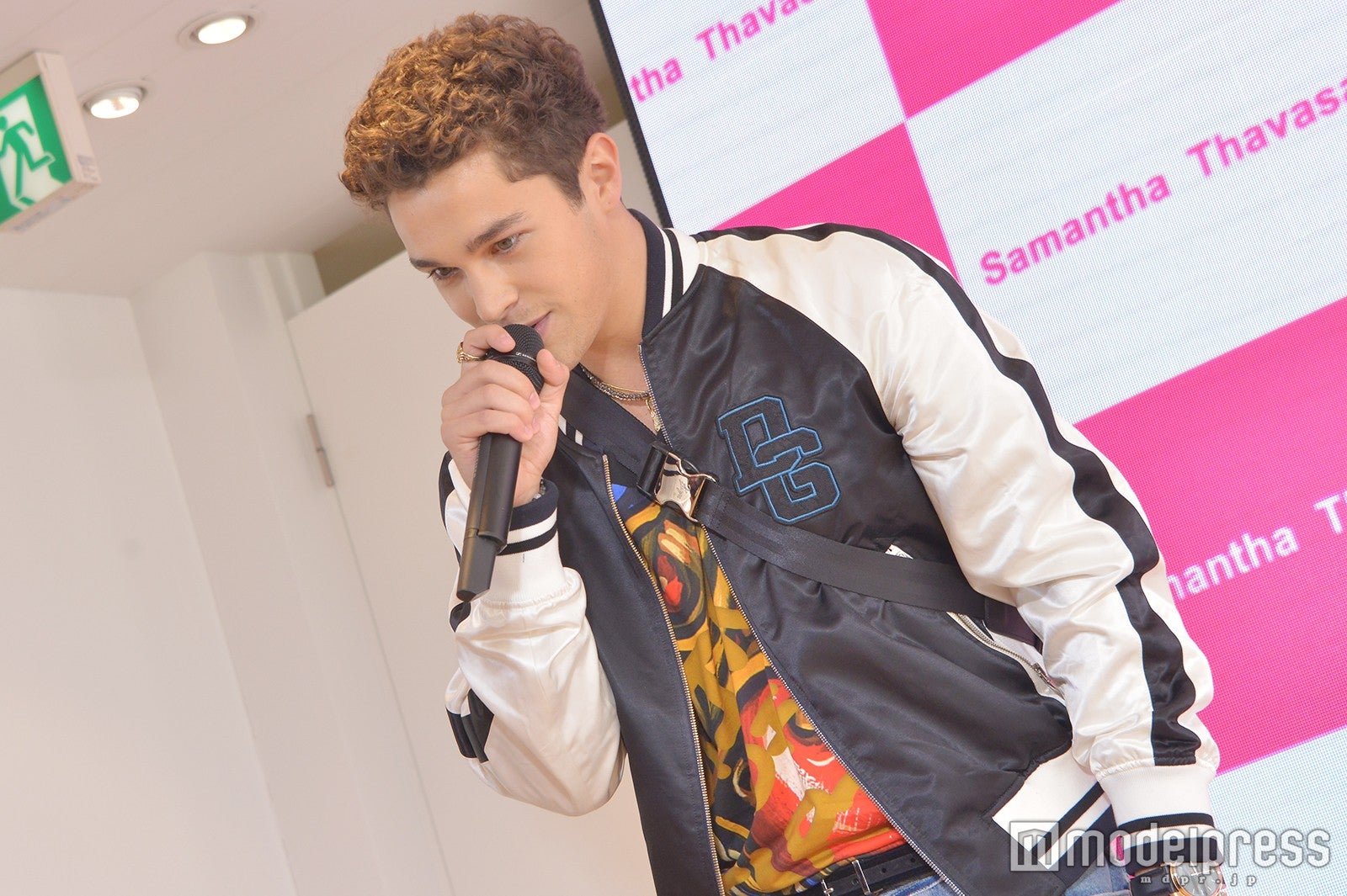 歌唱後は「ありがとうございました」と日本語で挨拶してペコリ （C）モデルプレス