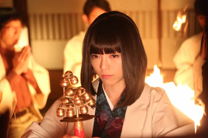 ゲスト出演する釈由美子/「貴族探偵」第4話より(画像提供:フジテレビ)