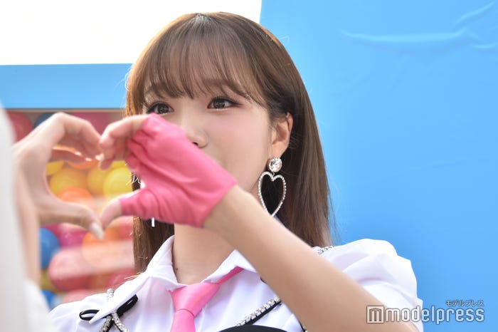 ファンとハートマークを作って撮影に応じるチョ・ユリ(C)モデルプレス