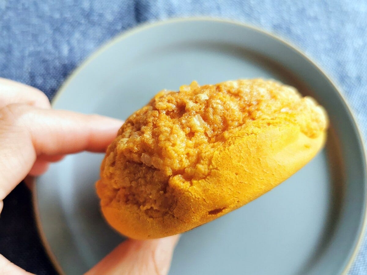 生地が薄いので、手で持つとクリームの重みでやぶれそうなほど