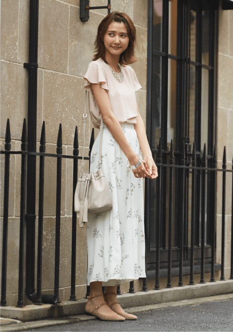 ピンクブラウス¥18,000/エストネーション 花柄ワイドパンツ¥19,000/Mystrada ビジューネックレス¥2,400/Ageha jewels 巾着バッグ ¥3,900/SENSE OF PLACE(SENSE OF PLACE by URBAN RESEARCH キュープラザ原宿店) クリアバングル¥4,900/imac ダブルストラップパンプス¥35,000/ダブルスタンダードクロージング アクセソワ(フィルム)(C)TOPLOG