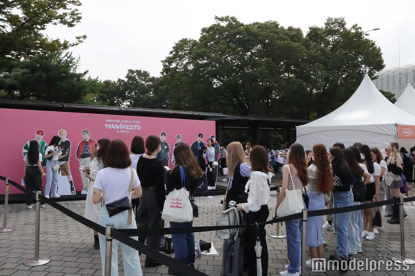 ENHYPENフォトブースの様子 （C）モデルプレス
