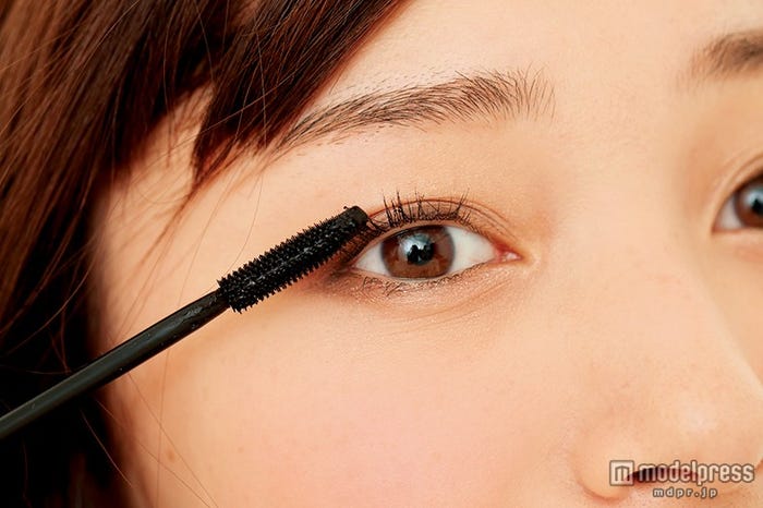 マスカラを目尻に重ね塗りしてタレ目を演出/モデル吉田理紗(画像提供:「Ray」5月号、主婦の友社)