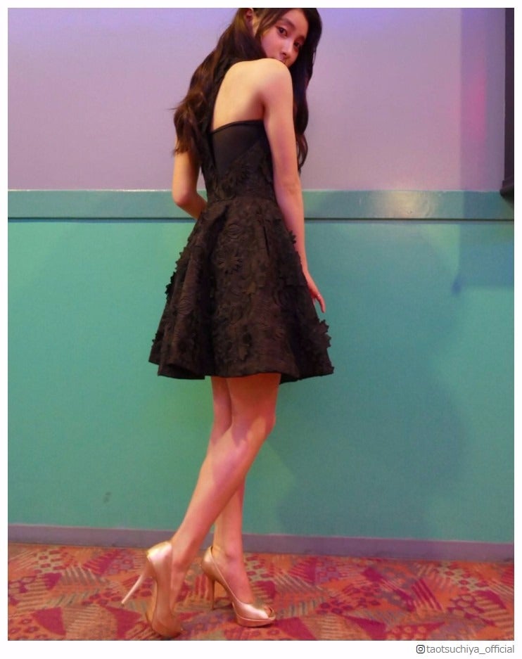 土屋太鳳、背中＆美脚あらわな黒ミニドレス姿に「美しすぎる」の声　衣装への熱いこだわりも