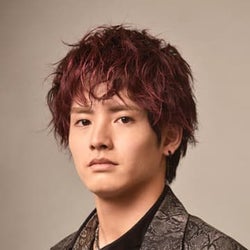 赤楚衛二がバンドのボーカル役で「ウチカレ」に出演。浜辺美波と久々の共演に笑顔