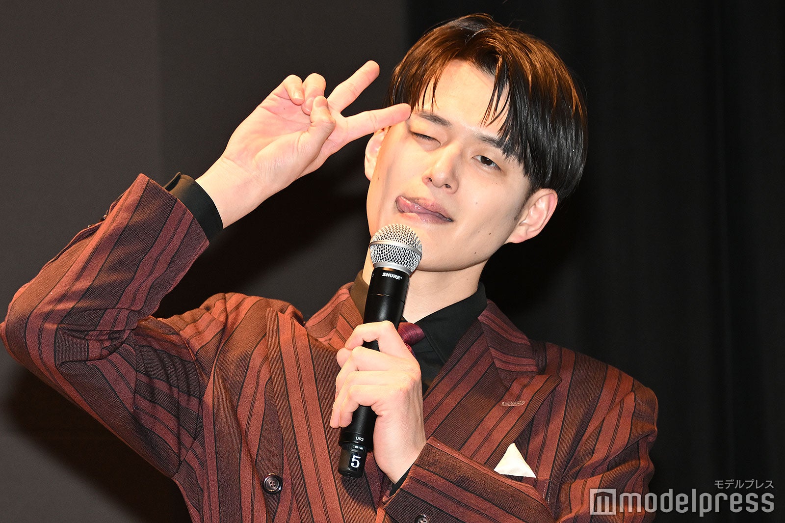 登場するなりカメラを向けられたため決めポーズをする九条ジョー（C）モデルプレス