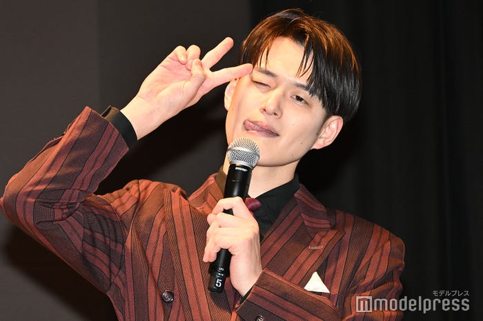 登場するなりカメラを向けられたため決めポーズをする九条ジョー(C)モデルプレス