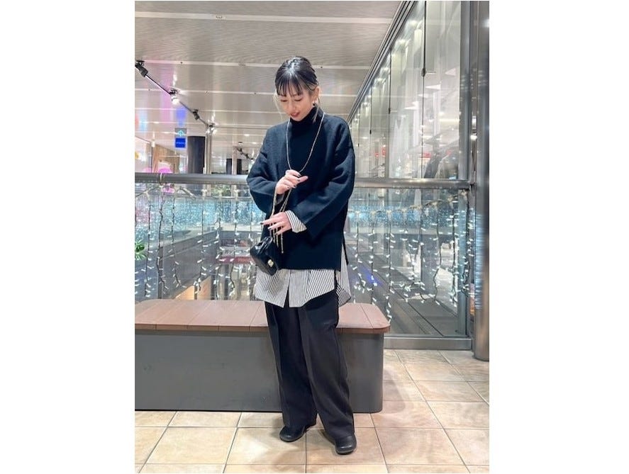 インナーにゆったりしたシャツをレイヤードしてシャープさをプラス 出典:WEAR