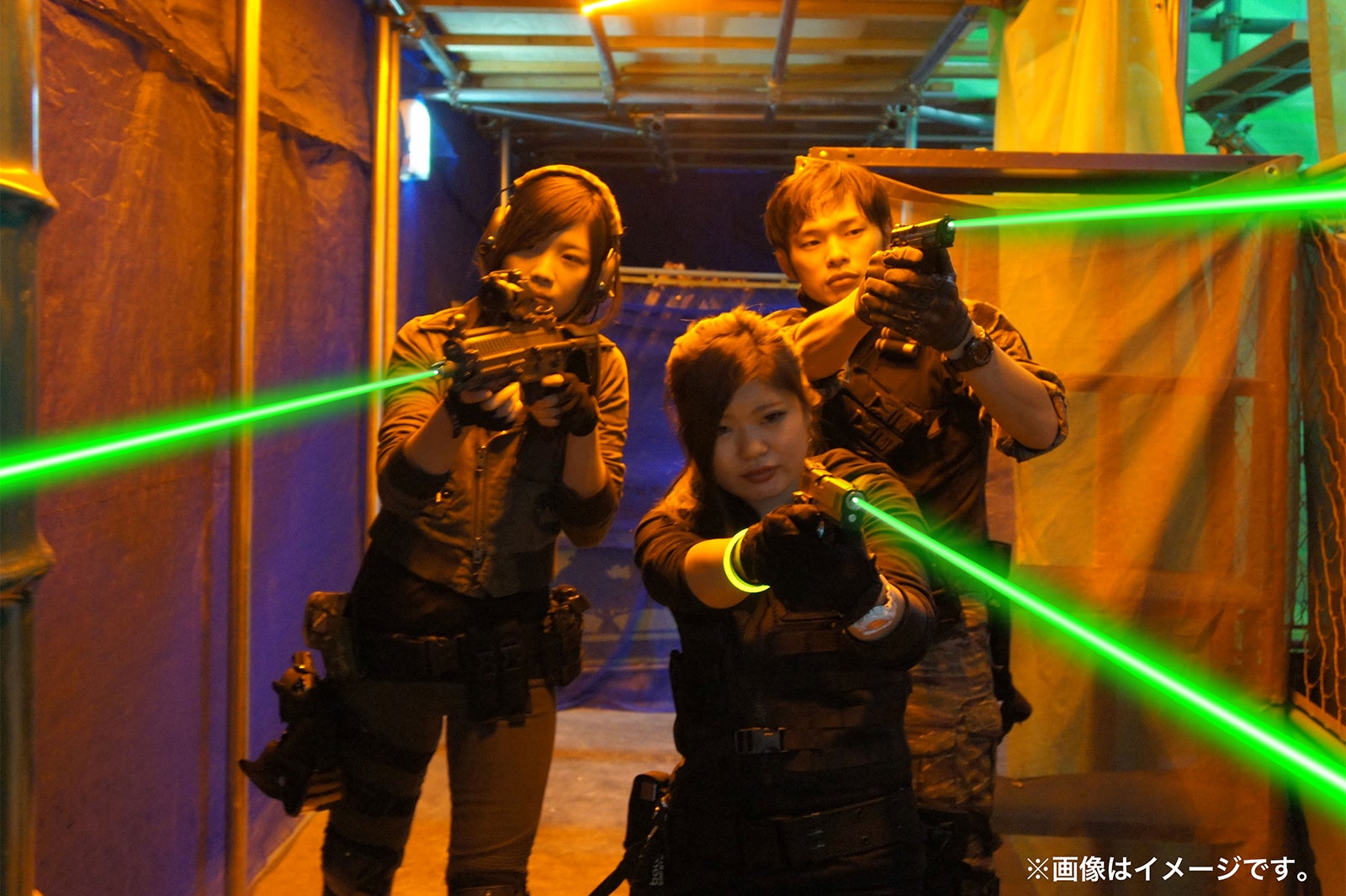  蓄光BB弾を使用することが出来るフルオートトレーサーを使用／画像提供：ASOBIBA