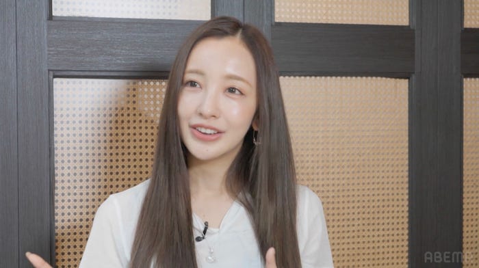 板野友美「エイジレスボーイズ」(C)AbemaTV, Inc.