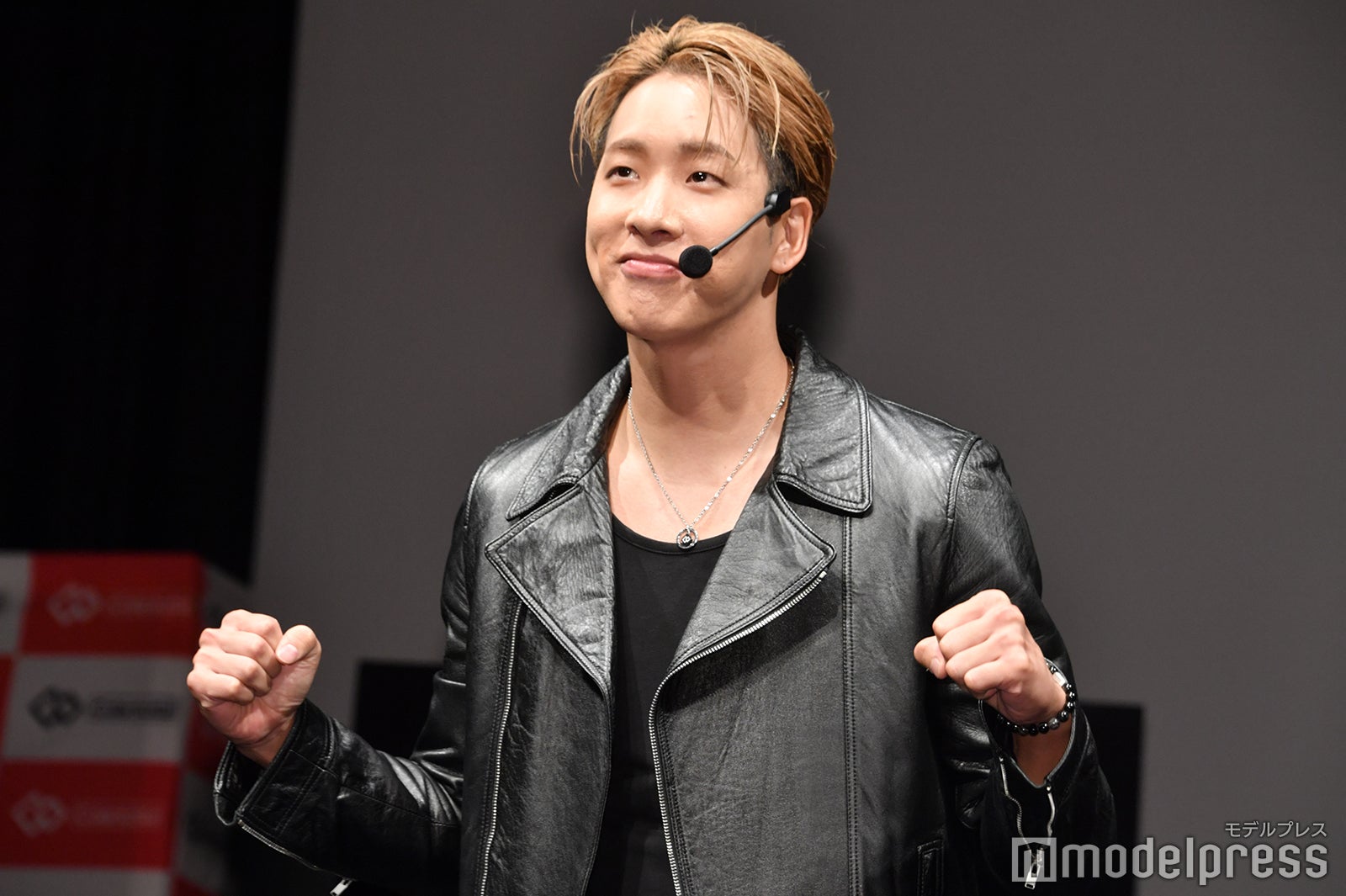 ランウェイを歩く陣（C）モデルプレス