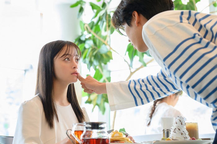 橋本環奈、坂東龍汰/「王様に捧ぐ薬指」第6話より(C)TBS