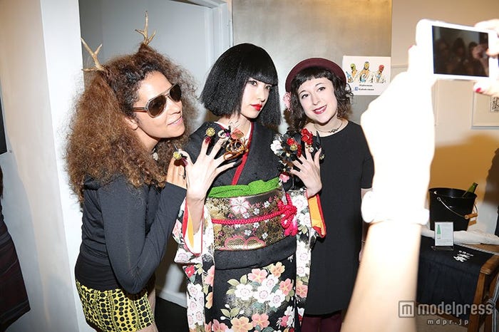 南明奈(中央)/ショーの様子