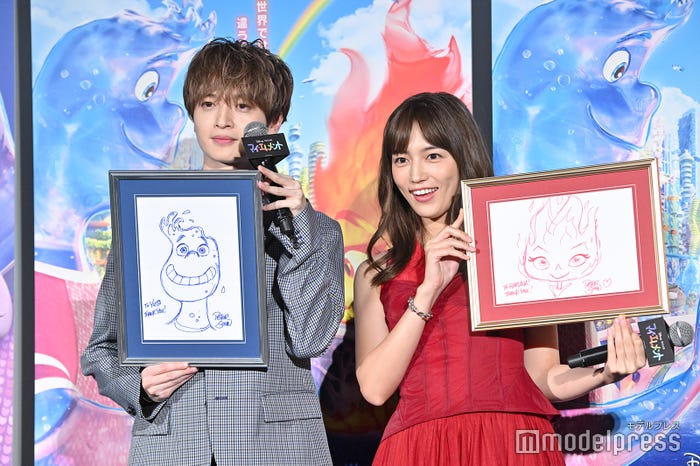 手描きイラストをプレゼントされた玉森裕太、川口春奈(C)モデルプレス