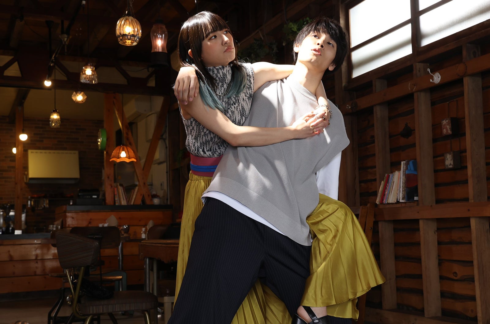 浅川梨奈、萩原利久（C）2023「おとななじみ」製作委員会（C）中原アヤ／集英社