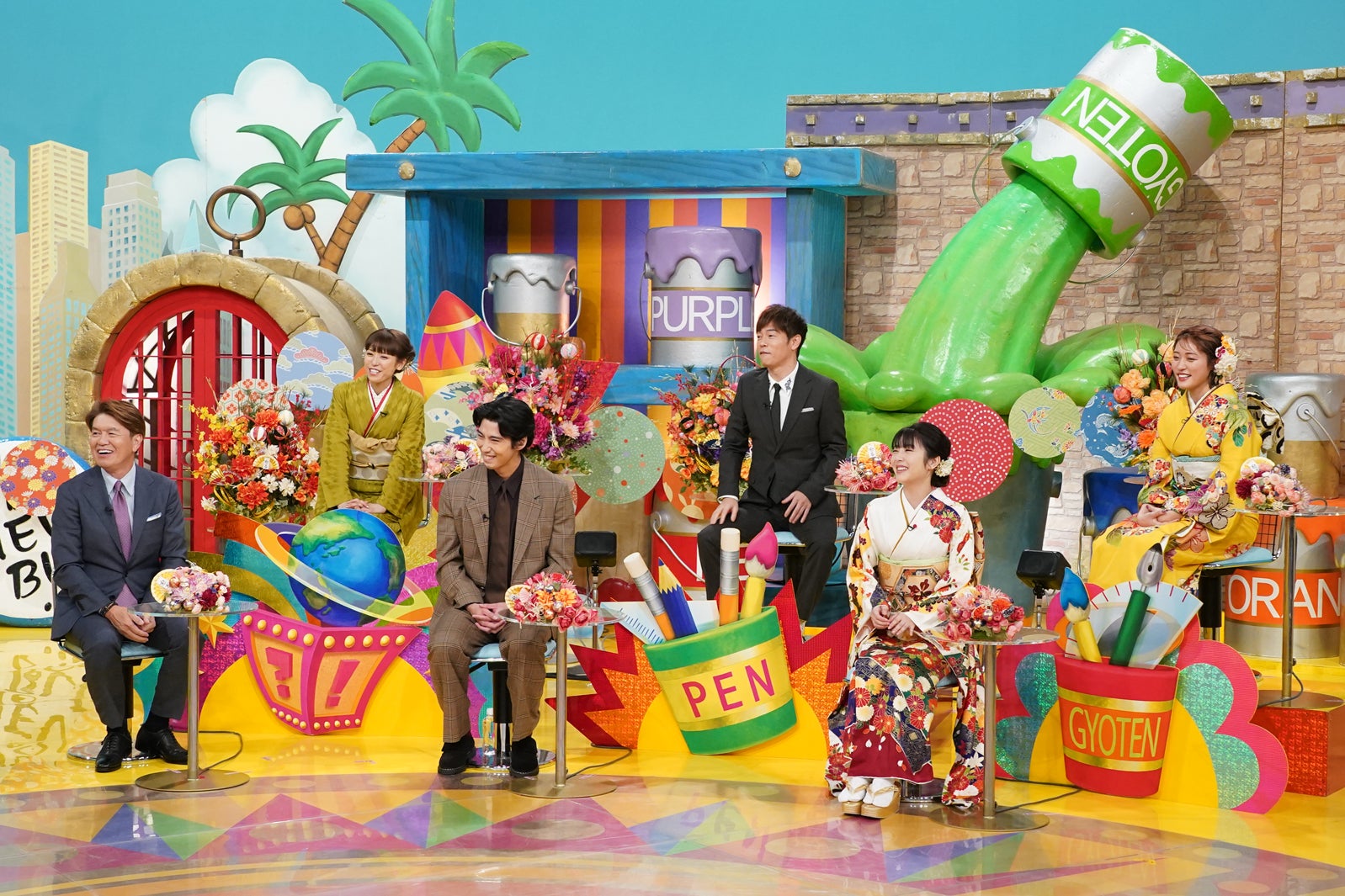 （後列左から）若槻千夏、陣内智則、王林（前列左から）ヒロミ、賀来賢人、浜辺美波（C）日本テレビ