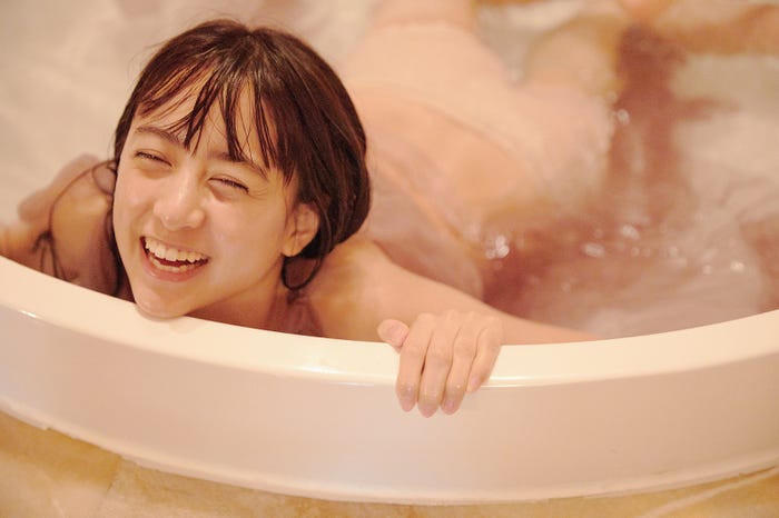 山本美月写真集『Mizuki』(宝島社)/撮影:吉田崇(まきうらオフィス)