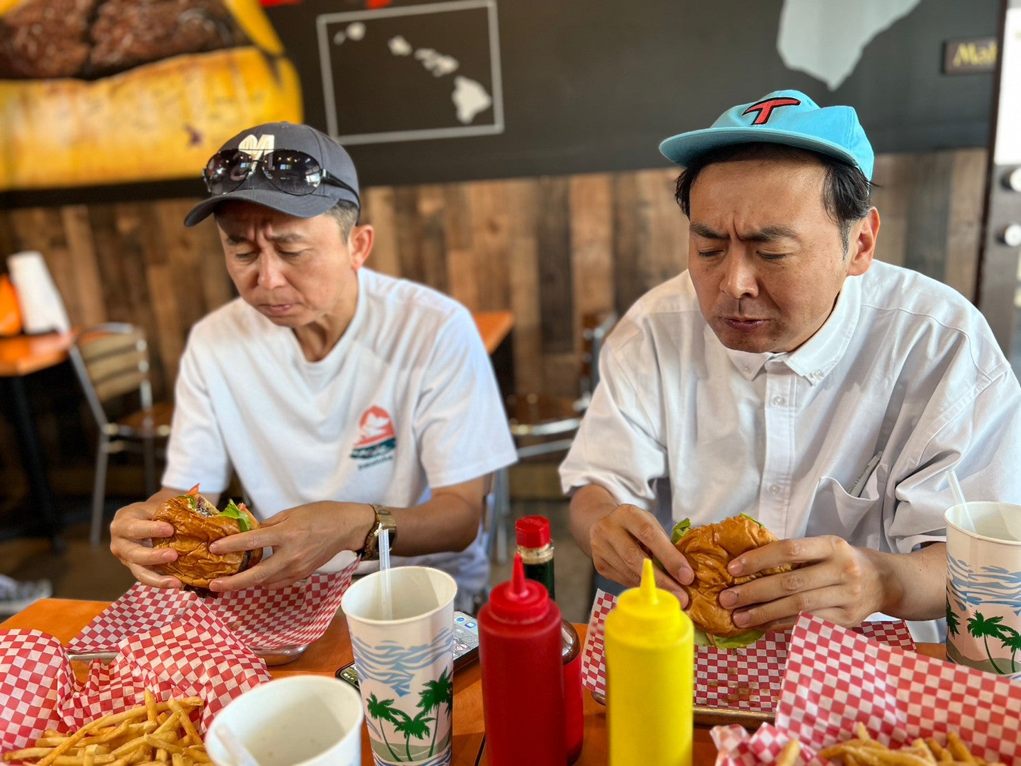 （左から）有吉弘行、田中卓志（C）フジテレビ