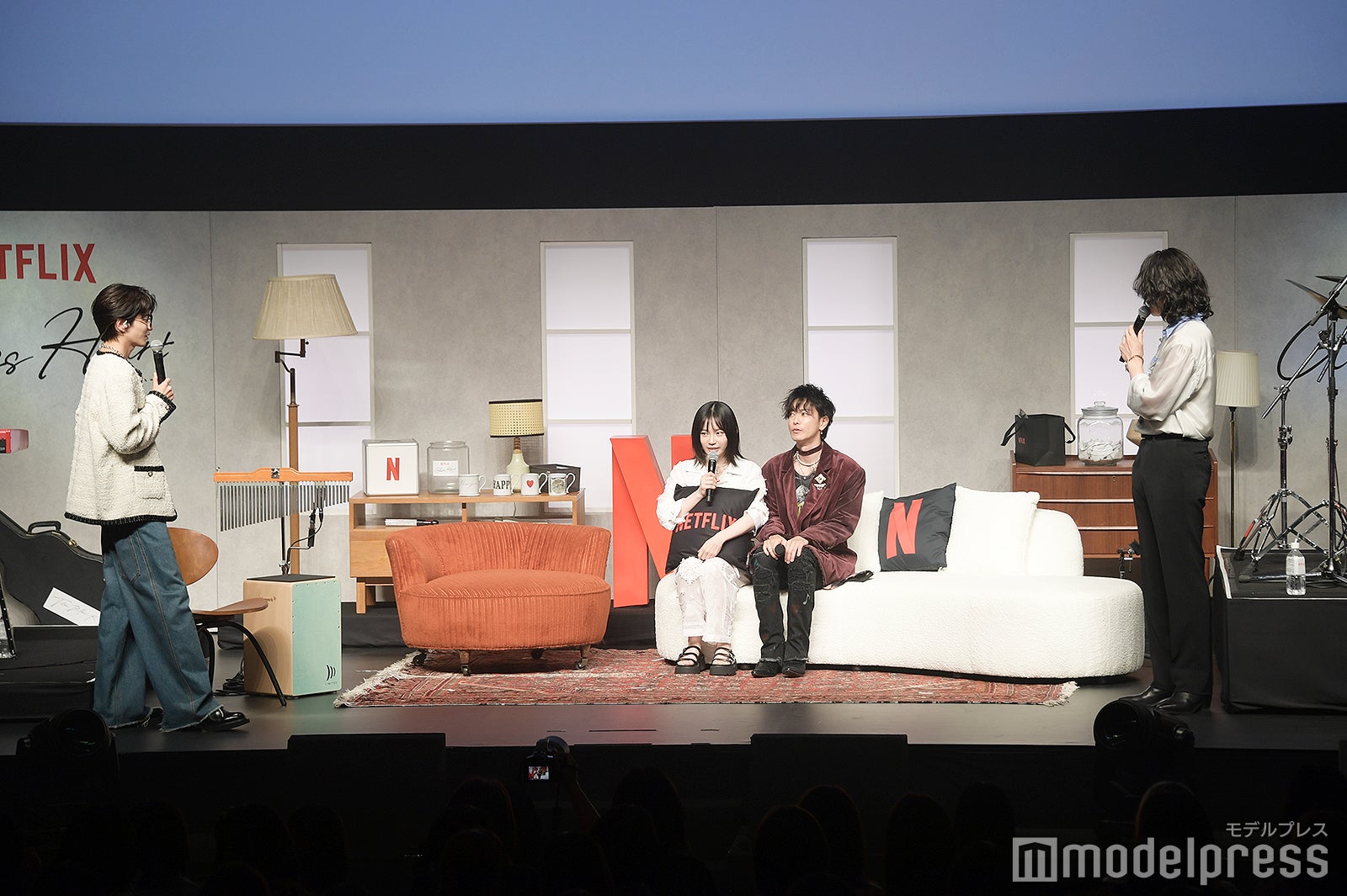 なぜかくっついて座る宮崎優＆佐藤健を眺める志尊淳＆町田啓太（C）モデルプレス