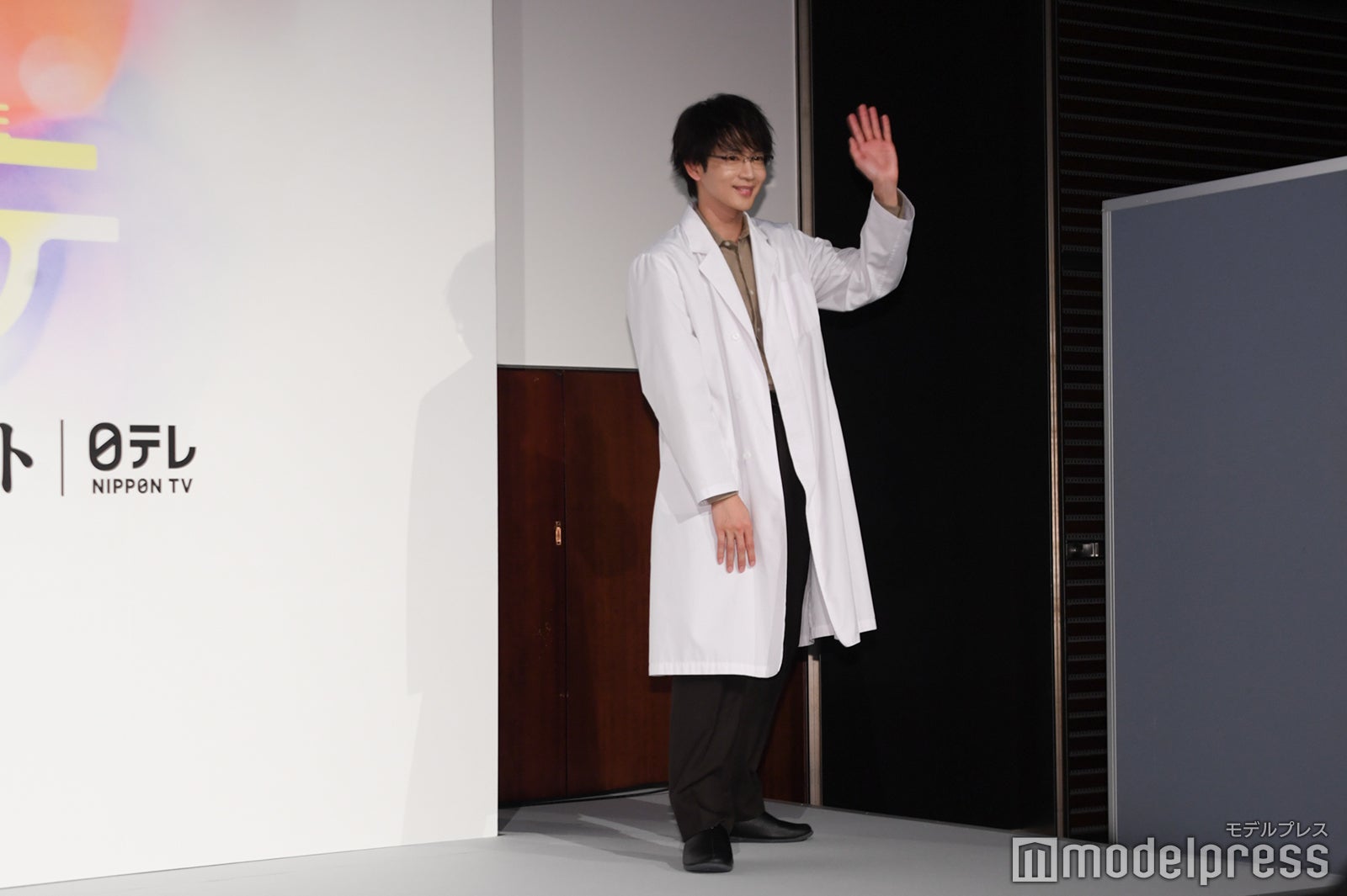 爽やかに降壇する松下洸平（C）モデルプレス