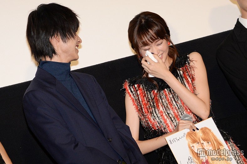 山崎賢人に渡されたハンカチで涙をぬぐう